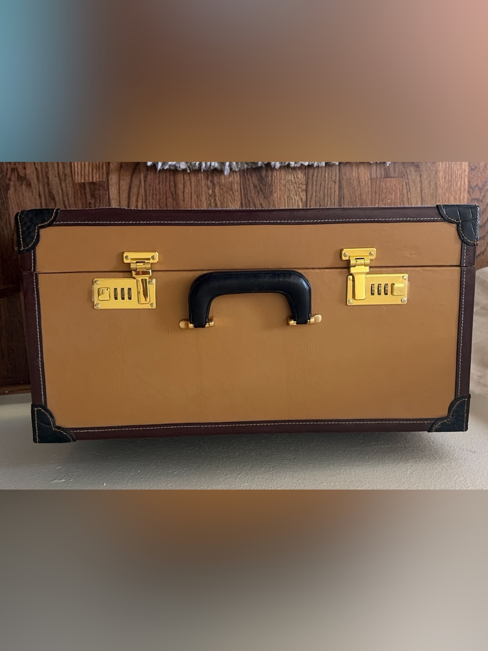 Larry Mahan Black and Brown Western 1000x Hat Case with Gold Hardware - Picture 2 of 5